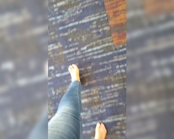 Tori Valentine aka missfeetstinkvip Foot Fetish - 08-31-2024 OnlyFans Video - Heres the 2nd video from a recent convention that I attended