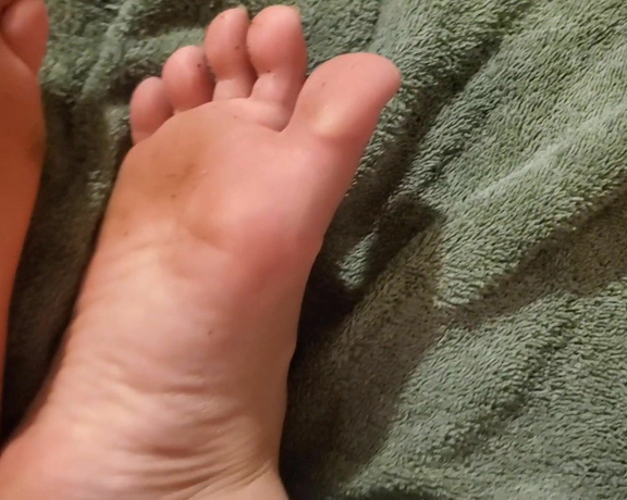 Tori Valentine aka missfeetstinkvip Foot Fetish - 09-11-2024 OnlyFans Video - Time to lotion these dry_ass paddles up I probably should have washed my feet first, though