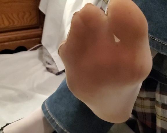 Tori Valentine aka missfeetstinkvip Foot Fetish - 09-25-2024 OnlyFans Video - You seem to fancy my feet in nylons from time to time, even if they are