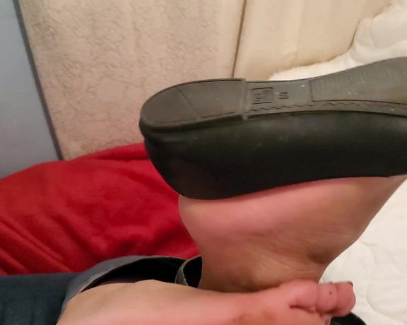 Tori Valentine aka missfeetstinkvip Foot Fetish - 10-01-2024 OnlyFans Video - You picked a bad time to walk in this room