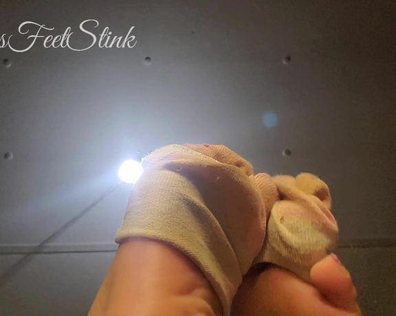 Tori Valentine aka missfeetstinkvip Foot Fetish - 09-16-2024 OnlyFans Video - How does it feel to be flat on your back, with me shoving my dirty socked