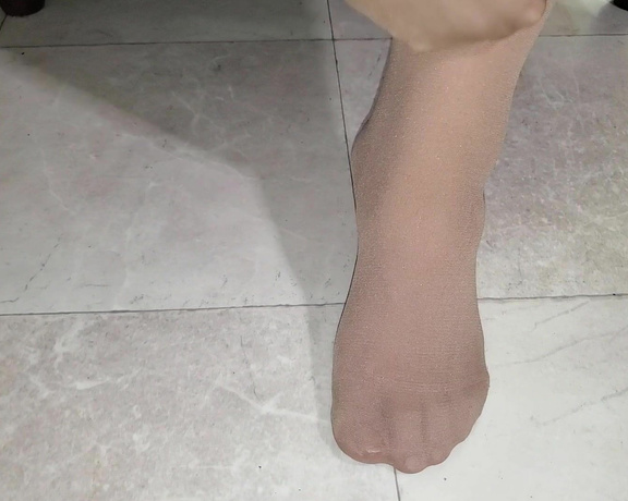 Tori Valentine aka missfeetstinkvip Foot Fetish - 10-11-2024 OnlyFans Video - Do you like hearing nylon_clad feet rubbing together You do Then youre in luck tonight