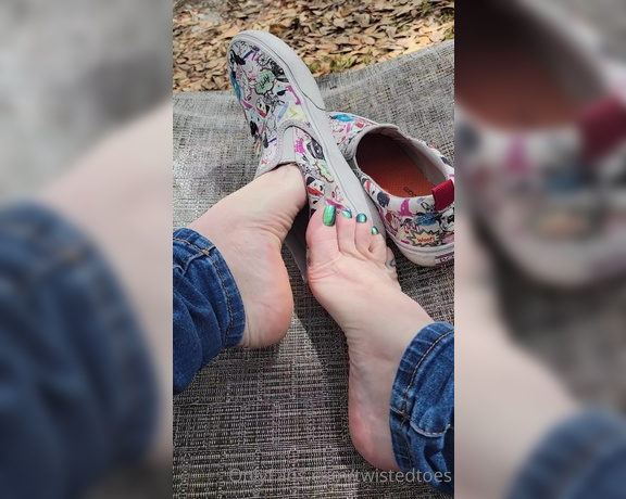 Twisted Toes aka twistedtoes Foot Fetish - 03-11-2022 OnlyFans Video - I slowly remove my shoes and show off my pretty polished toes, and my slightly sweaty