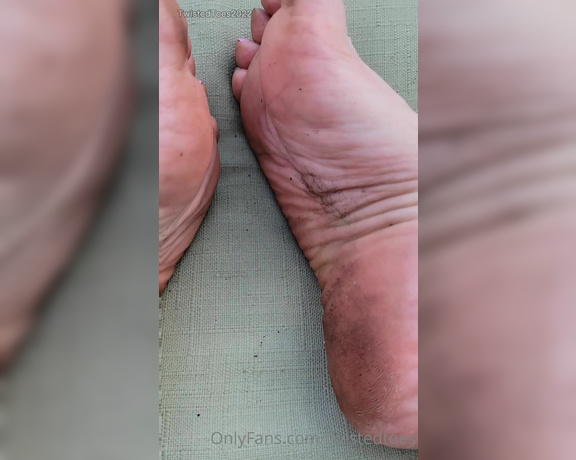 Twisted Toes aka twistedtoes Foot Fetish - 04-19-2022 OnlyFans Video - Enjoy this short clip of me showing you my dirty feet Thats a wrap on my