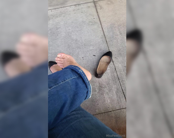 Tori Valentine aka missfeetstinkvip Foot Fetish - 10-08-2024 OnlyFans Video - Even outside, with a crisp breeze blowing, I can still smell my feet out here on