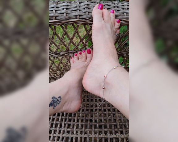 Twisted Toes aka twistedtoes Foot Fetish - 07-16-2022 OnlyFans Video - Up close with my dirty soles