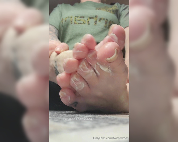 Twisted Toes aka twistedtoes Foot Fetish - 01-11-2024 OnlyFans Video - Watch me moisturize my feet