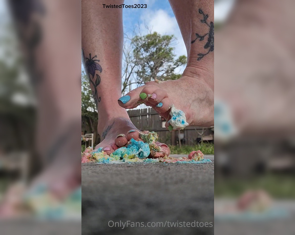 Twisted Toes aka twistedtoes Foot Fetish - 04-11-2023 OnlyFans Video - You didnt think Id pass up smashing some gooey, sticky peeps _ did you You should