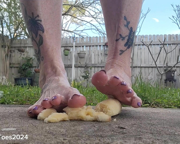 Twisted Toes aka twistedtoes Foot Fetish - 04-08-2024 OnlyFans Video - You REALLY didnt think that banana stood a chance, did you Because it absolutely did not