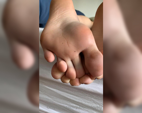 Palloma Lovely aka pallomalovely - 07-22-2021 OnlyFans Video - Já imaginou chegar do trabalho todo dia e ver essas solas assim na sua cama