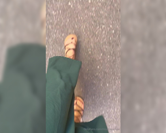 GingerAlesFeet aka misstressroux Foot Fetish - 04-15-2024 OnlyFans Video - Its officially summer in Andalucia