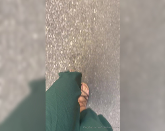 GingerAlesFeet aka misstressroux Foot Fetish - 04-15-2024 OnlyFans Video - Its officially summer in Andalucia