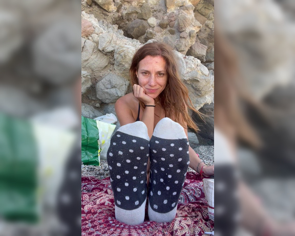 GingerAlesFeet aka misstressroux Foot Fetish - 07-23-2024 OnlyFans Video - Casually taking off my shoes at the beach  Enjoyyyyy