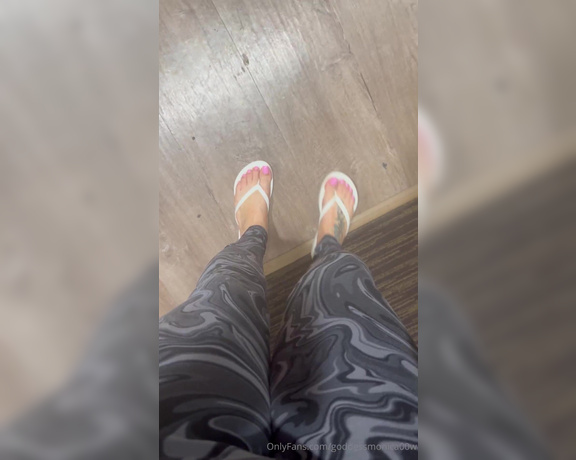 Goddess monica aka goddessmonica00w Foot Fetish - 02-23-2024 OnlyFans Video - white old navies walk around