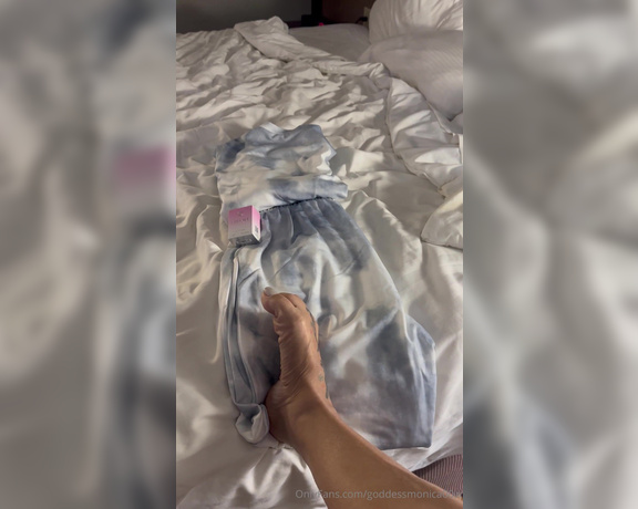 Goddess monica aka goddessmonica00w Foot Fetish - 05-20-2024 OnlyFans Video - love when you bring me gifts