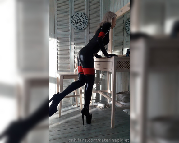 Katerina Piglet aka katerinapiglet Femdom - 01-25-2019 OnlyFans Video - Black latex catsuit