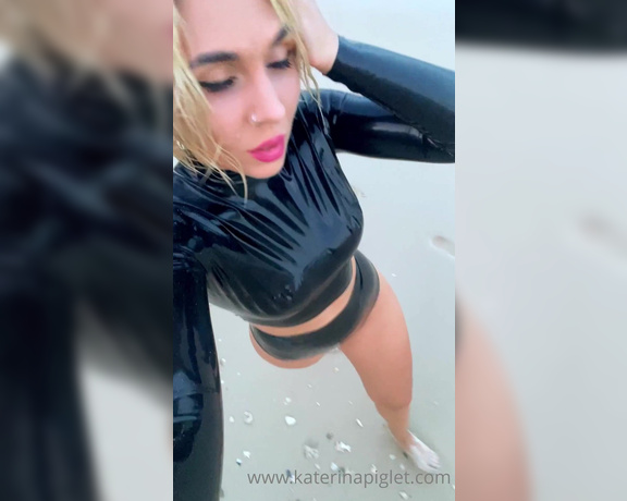 Katerina Piglet aka katerinapiglet Femdom - 05-24-2022 OnlyFans Video - I have a favorite activity here, its taking pictures in latex on the beach, I want