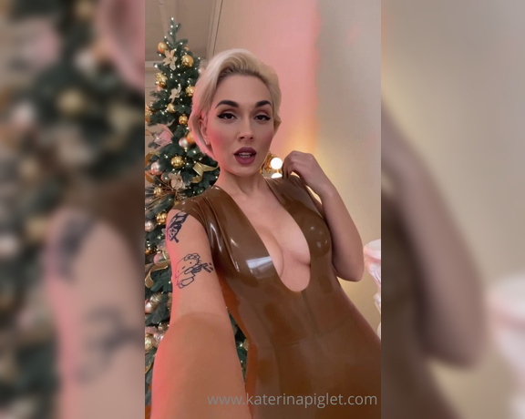 Katerina Piglet aka katerinapiglet Femdom - 01-02-2023 OnlyFans Video - This year I celebrated the new year on the beach Therefore, shooting with a beautiful Christmas