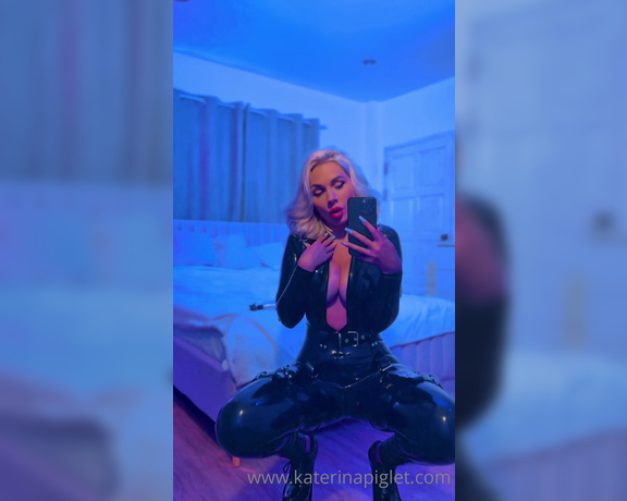 Katerina Piglet aka katerinapiglet Femdom - 04-29-2023 OnlyFans Video - Why do you like the video in the mirror with the phone