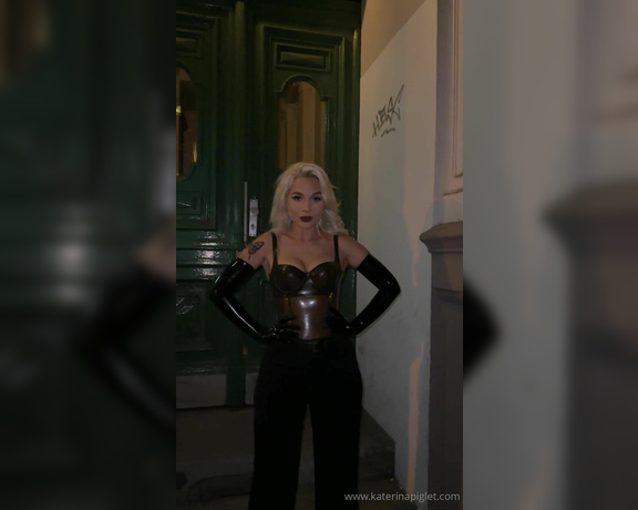 Katerina Piglet aka katerinapiglet Femdom - 05-28-2024 OnlyFans Video - Does anyone have a latex fetish in public I like to attract glances Its exciting I