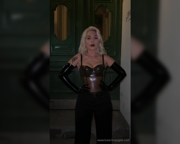 Katerina Piglet aka katerinapiglet Femdom - 05-28-2024 OnlyFans Video - Does anyone have a latex fetish in public I like to attract glances Its exciting I