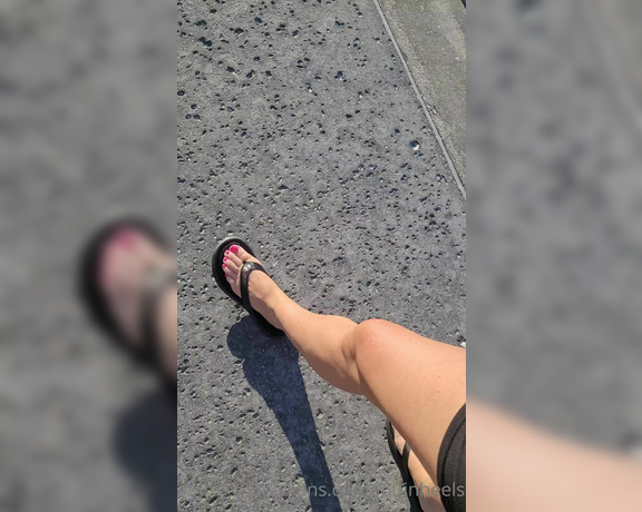 Lou In Heels aka louinheels - 09-06-2022 OnlyFans Video - Sunny strolls