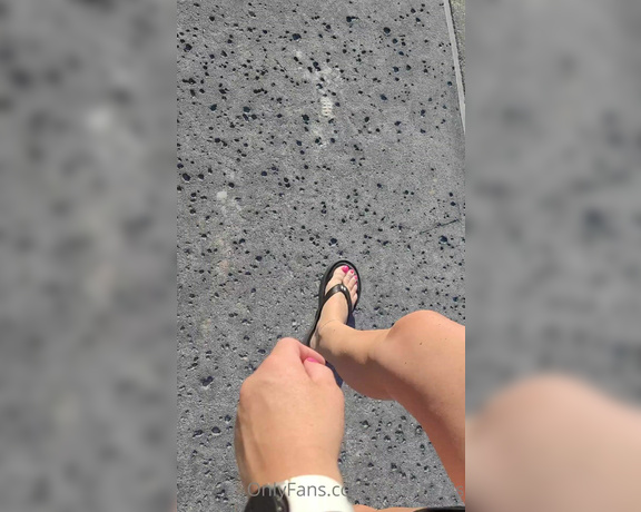 Lou In Heels aka louinheels - 09-06-2022 OnlyFans Video - Sunny strolls