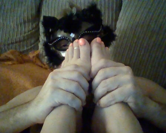 Lou In Heels aka louinheels - 12-10-2018 OnlyFans Video - getting my feet properly sucked and kissed tonight