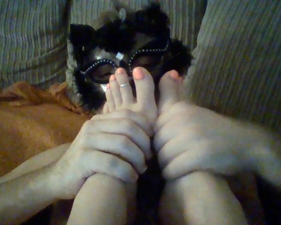 Lou In Heels aka louinheels - 12-10-2018 OnlyFans Video - getting my feet properly sucked and kissed tonight