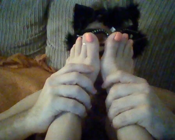 Lou In Heels aka louinheels - 12-10-2018 OnlyFans Video - getting my feet properly sucked and kissed tonight