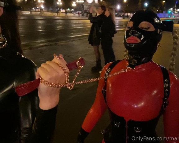 Maitresse Isadora aka isadora maitresse - 19-12-2023 OnlyFans Video - Latex in public in Paris_2