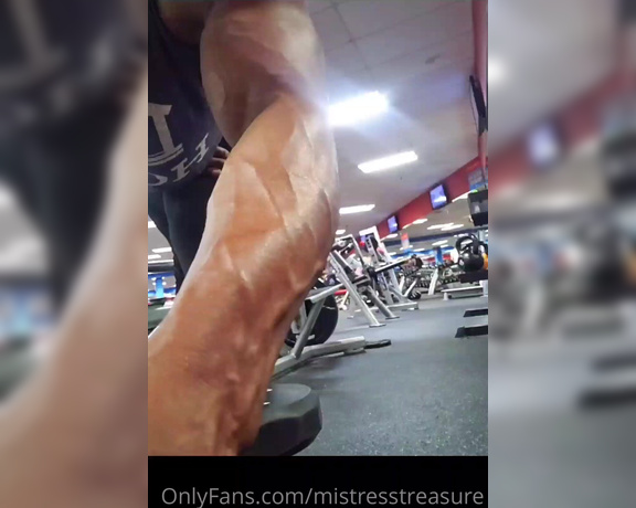 Victoria D aka mistresstreasure - 22-03-2022 OnlyFans Video - was trying to get my pump on then we got a tornado warning SH