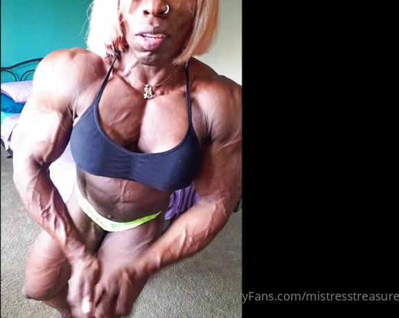 Victoria D aka mistresstreasure - 25-06-2021 OnlyFans Video - First i work then I tease then I fall out LOL Muscle Talk vol