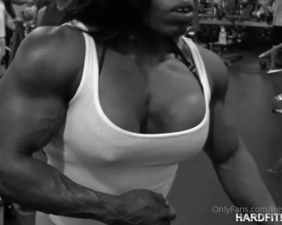 Victoria D aka mistresstreasure - 28-10-2022 OnlyFans Video - BICEPS on DECK