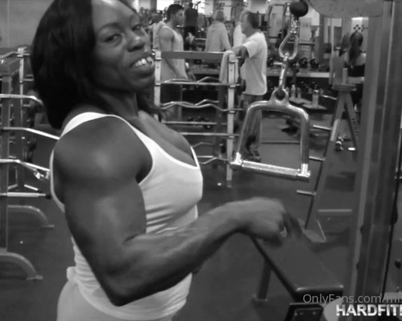 Victoria D aka mistresstreasure - 28-10-2022 OnlyFans Video - BICEPS on DECK