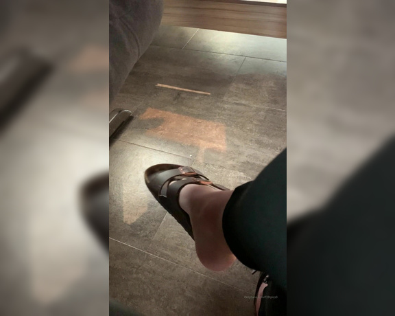 Kinkerbell aka itskinkerbell_feet Foot Fetish - 03-08-2020 OnlyFans Video - A quick shoe dangle from brunch yesterday