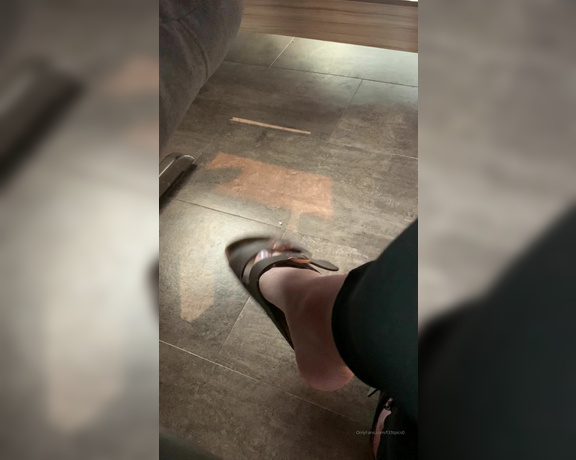 Kinkerbell aka itskinkerbell_feet Foot Fetish - 03-08-2020 OnlyFans Video - A quick shoe dangle from brunch yesterday