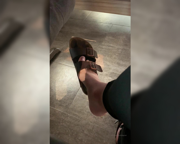 Kinkerbell aka itskinkerbell_feet Foot Fetish - 03-08-2020 OnlyFans Video - A quick shoe dangle from brunch yesterday