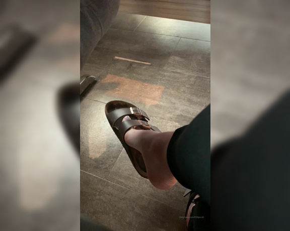 Kinkerbell aka itskinkerbell_feet Foot Fetish - 03-08-2020 OnlyFans Video - A quick shoe dangle from brunch yesterday