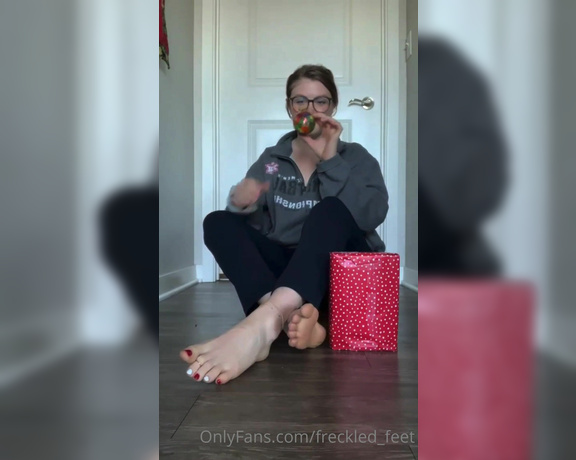 Kinkerbell aka itskinkerbell_feet Foot Fetish - 12-26-2020 OnlyFans Video - I did a fun Christmas collab with some other girls from IG Unfortunately, OnlyFans wont lemme