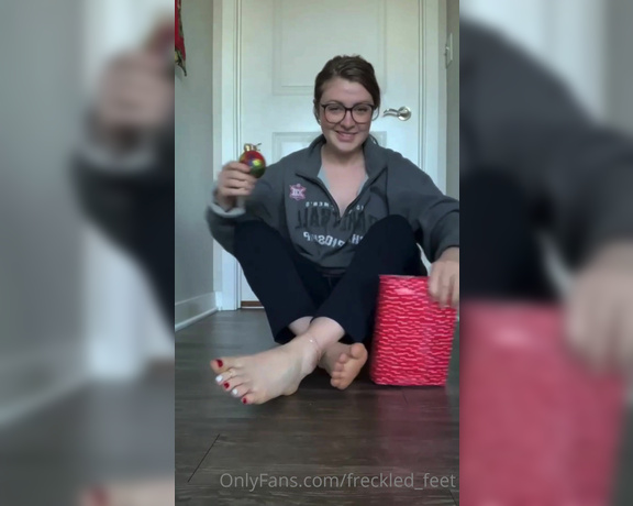 Kinkerbell aka itskinkerbell_feet Foot Fetish - 12-26-2020 OnlyFans Video - I did a fun Christmas collab with some other girls from IG Unfortunately, OnlyFans wont lemme