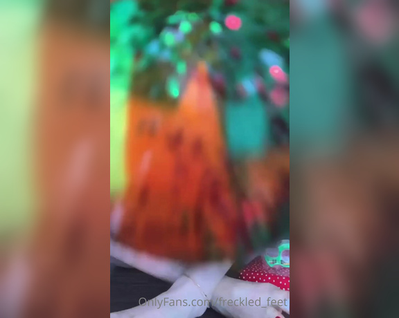 Kinkerbell aka itskinkerbell_feet Foot Fetish - 12-26-2020 OnlyFans Video - I did a fun Christmas collab with some other girls from IG Unfortunately, OnlyFans wont lemme