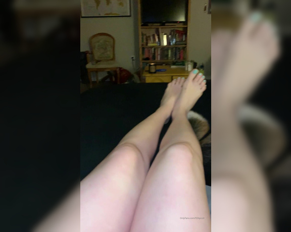 Kinkerbell aka itskinkerbell_feet Foot Fetish - 03-18-2020 OnlyFans Video - I literally had the coziest night ever last night