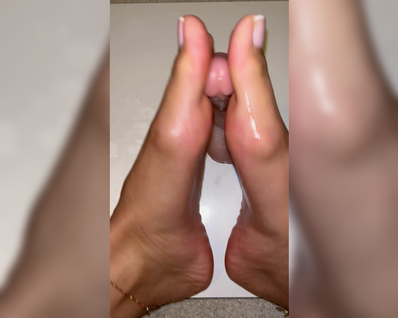 Megy Feet aka megyfeet Foot Fetish - 10-22-2023 OnlyFans Video - Footjob bien lubrifié sur sextoy