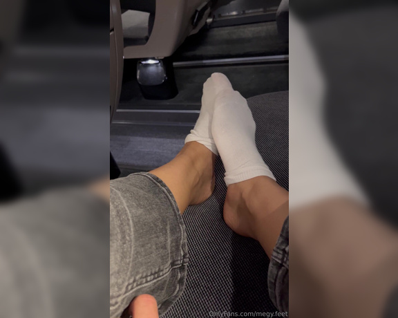 Megy Feet aka megyfeet Foot Fetish - 02-23-2024 OnlyFans Video - Je retire mes chaussettes dans le train, qui veut venir les lécher discrètement  I take