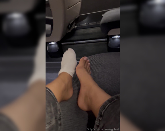 Megy Feet aka megyfeet Foot Fetish - 02-23-2024 OnlyFans Video - Je retire mes chaussettes dans le train, qui veut venir les lécher discrètement  I take