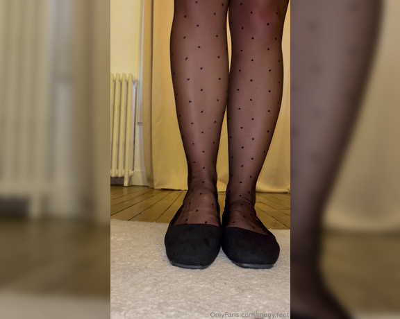 Megy Feet aka megyfeet Foot Fetish - 02-29-2024 OnlyFans Video - Imagine toi à 4 pattes devant moi, je retire mes ballerines pour te faire sentir mes