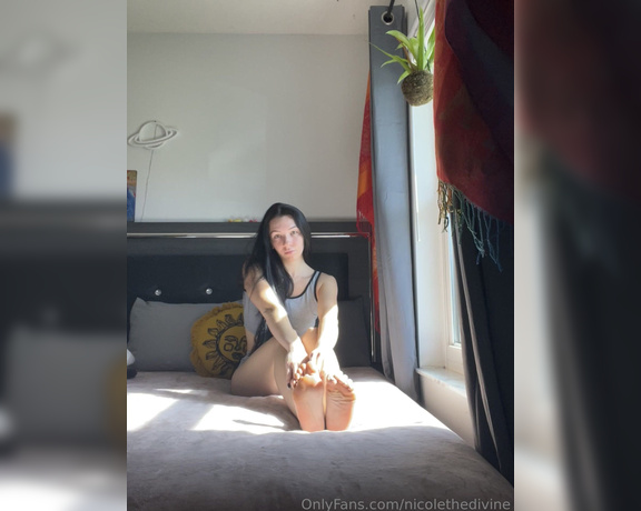 Nicole the Divine aka nicolethedivine Foot Fetish - 11-29-2023 OnlyFans Video - Enjoying my comfy space on my day off is so relaxing