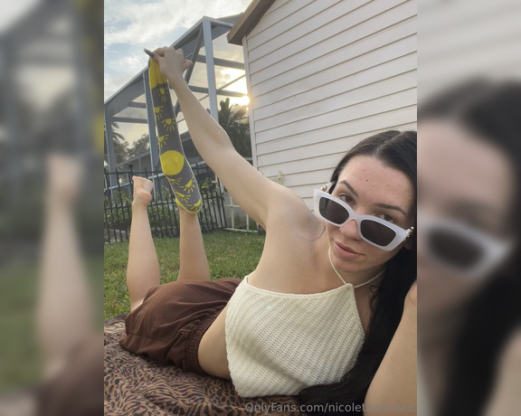 Nicole the Divine aka nicolethedivine Foot Fetish - 12-13-2023 OnlyFans Video - My backyard is so relaxing