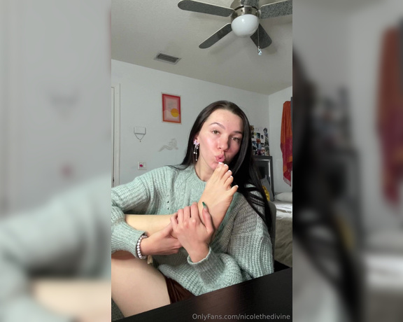 Nicole the Divine aka nicolethedivine Foot Fetish - 01-18-2024 OnlyFans Video - Freshly polished amp oiled up princess feet   Dm me if your interested in SW